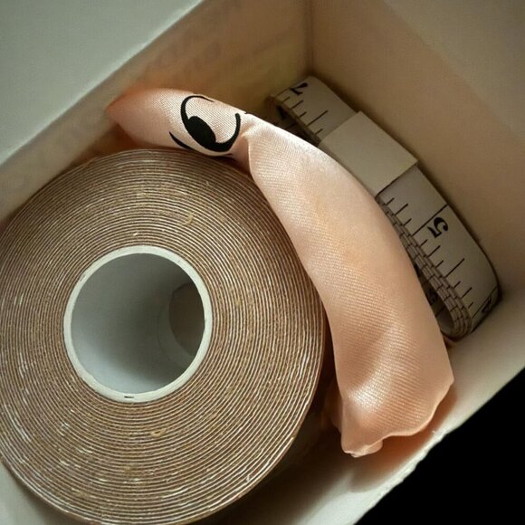 Boob Tape Kit for Large Breast Lift, 2 Pcs Nipple Covers & Breathable Body - Picture 2 of 9